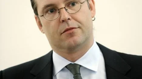 Lagrådet anser att storbolagens lagvrängare är för smarta för finansminister Anders Borg. Han och statskassan kommer att bli blåst på både skattegenererande jobb och räntemiljarder. (Arkivbild)