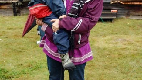 Treåringen Linnéa Jakobsson vann första barnklassen i lassokastningstävlingen. Här med mamma Anna-Maria Jakobsson.