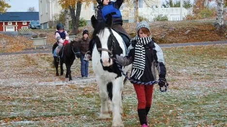 Barnridningen leddes av Sofia Johansson och Kajsa Öhlund. Här sitter Anton Långdahl på hästen Bill och bakom kommer Sara Öhlund ridandes på Tina.