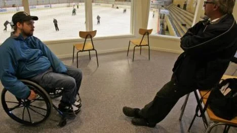 Från den nybyggda vipläktaren i Älvåkra ishall kan ÄIF Hockeys nye lagledare Andreas Joanson (till vänster) följa allt som händer på isen. Hockeyföreningens ordförande Anders Lidström är glad att ha klubbkamraten tillbaka i ishallen.