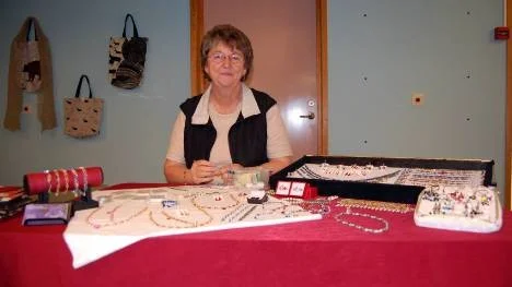 Irene Norbergs senaste hobby är tillverkning av pärlsmycken.