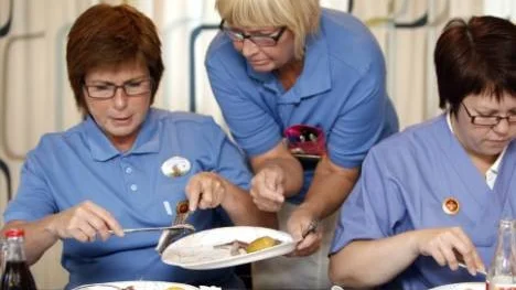 Vårdpersonal i teamwork, från vänster. Eva Björkman, Barbro Ökvist och Laila Davidsson.