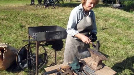 Smeden Birgitta Fagervall visade hur man hanterar hammare och städ, och lät även besökarna pröva på hantverket.