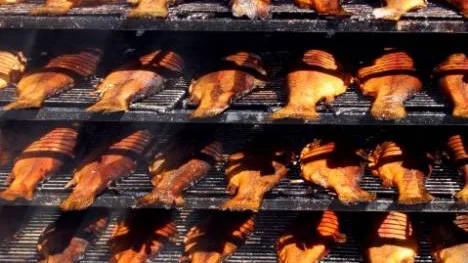 Ett flertal hantverkare och försäljare fanns på plats och det var många olika saker som såldes, bland annat nyrökt forell.