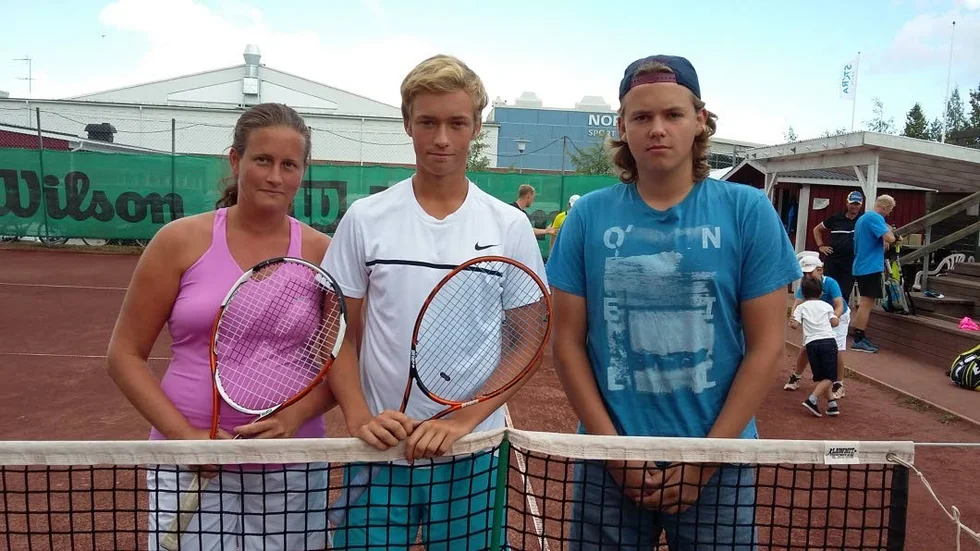 FINA FRAMGÅNGAR. Familjen Lindbäck, Eva, Jonas och Joel, lyckades bra i Rivieratennisen.