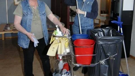Ingrid Wikström och Susanne Lindahl, som till vardags städar på Fritidsskolan, är två av 20-talet rutinerade lokalvårdare i Arvidsjaur som genomgått utbildning för att öka sin kompetens inom städbranschen.