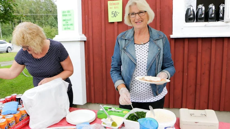 FÖRSÄLJNING. Maria Granberg och Alice Bergström sålde smörgås.