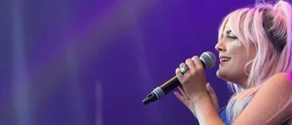 Drömsk Maja Francis går publiken förbi