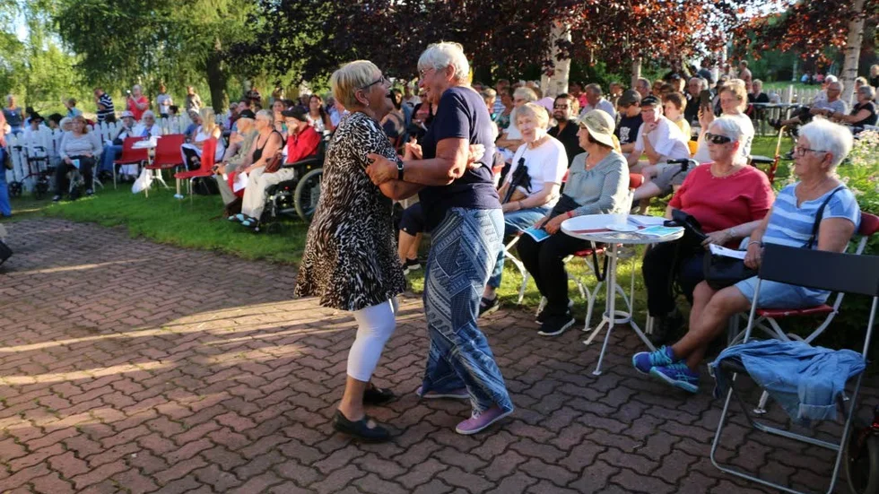 Säkra steg. Gudrun Isaksson och Laila Lundström trotsade alla jantellagar och bjöd publiken på säkra stepp.