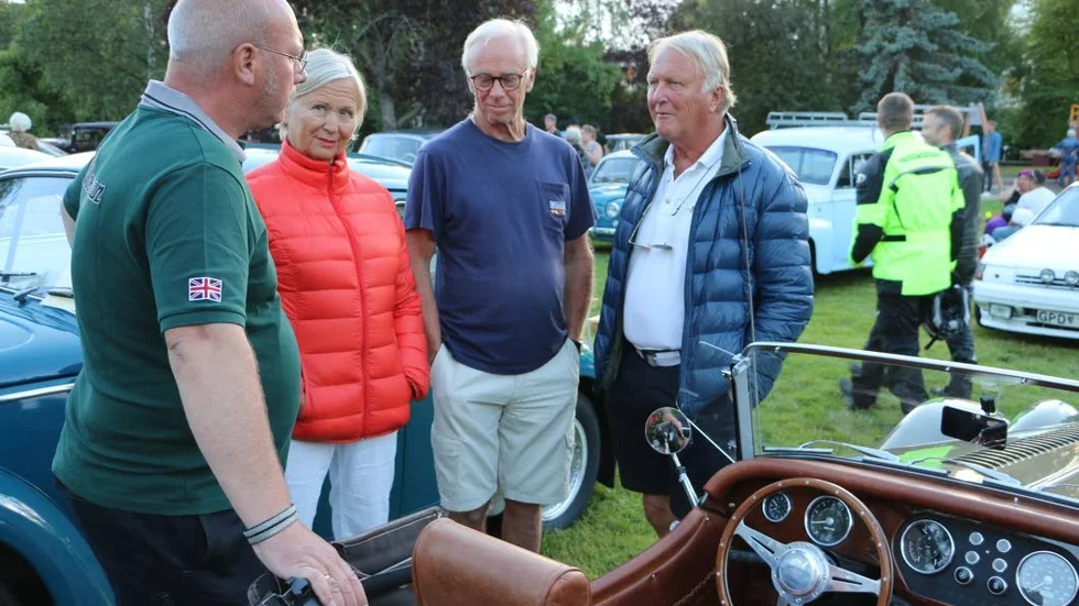 Ny Morgan. Bilhandlaren Peter Fallström visar Birgitta Wirén, Sture Larsson och Thomas Wirén en fin Morgan från 2012. Jodå den legendariska bilen tillverkas fortfarande.