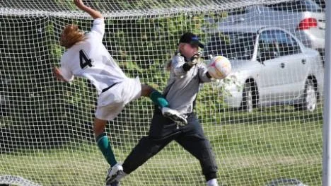 Älvsbyns målvakt Alva Eriksson är på väg att greppa bollen i finalmatchen mot Moröpärlorna i flickor 1997. Ifjol vann Älvsbyn klassen, men den här gången blev det dock förlust med 1-2.