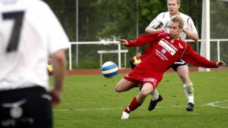 Jonas Berg tar i för kung och fosterland - det räckte till mål och seger borta mot Robertsfors. (Arkivbild).