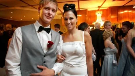 Johan Åhman från Arvidsjaur hade Pitetjejen Linda Lindström som partypartner den här balkvällen på Havsbadet.