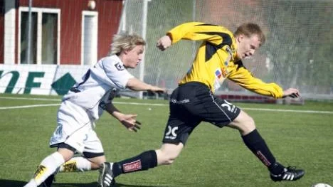 Henrik Larsson hade en lyckad dag när Infjärden vann sin första seriematch för säsongen. Han gjorde både 1-0 i början av första halvlek och 2-1 i början av den andra. Här har Henrik ryckt förbi motståndarbacken Patrik Östberg.