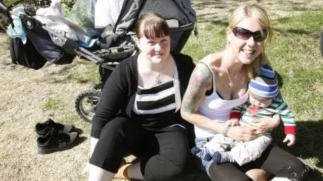 Kompisarna Sofia Rutström och Marie Pettersson, Piteå, hade fyllt hela barnvagnen med loppisfynd så lille Jeremias, sex månader, fick vackert finna sig i att bli buren.