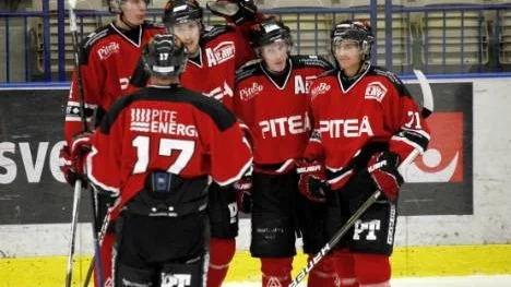 Piteås förstafemma gjorde alla fyra målen när Piteå tog sin första trepoängare i Alettan. Från vänster Anders Öhlund, David Berglund (ett mål), Niclas Westerlund (ett mål) och Joakim Högberg (två mål). Med ryggen mot kameran Daniel Olofsson (nr 17) som assisterade till tre av målen.