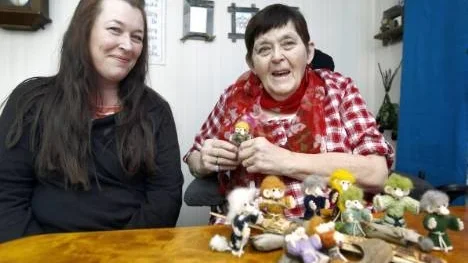 Paulina Blomqvist är personlig assistent åt Gurthi. På somrarna brukar de göra utflykter till skogen där trollmakerskan finner sin inspiration.