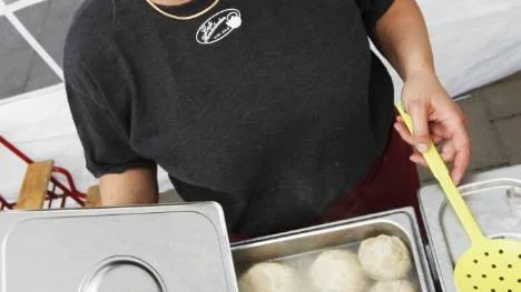 Annika Westermark på Café Rosenboden hade svettigt. "Jag har rullat flera hundra paltar för hand" säger hon.