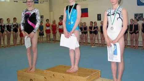 Älvsbygymnasten Linnea Åberg var bästa bland flickor födda 1999-00. Klubbkamraten Wilma Karlsson (till höger) blev tvåa och Lulegymnasternas Sophie Ohlsson tog tredjeplatsen.