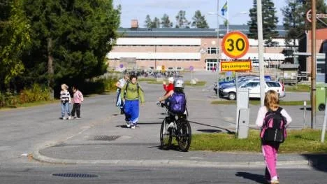 Räddningstjänsten har flera gånger fått bromsa för barn på vägarna och nu kräver Arbetsmiljöverket att Arvidsjaurs kommun gör en riskbedömning och åtgärdar arbetsmiljöfaran.