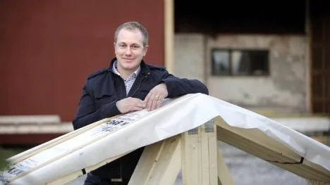 Mattias Henriksson och hans företag Stenbackens Trähus har köpt Hortlaxhus lokaler. Stephan Henriksson, far till Mattias, sålde för ett antal år sedan Hortlaxhus till ett japanskt företag.