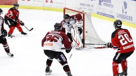 Hur gick det till? Per-Allan Bamberg (nr 20) hittade en lucka och gjorde 3-0 via ryggen (!) på målvakten Emanuel Gabrielsson.