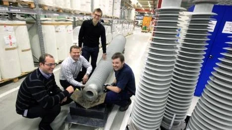 Tibet nästa! På ABB Composites i Öjebyn förbereds en första leverans av eftertraktade kompositisolatorer. Kvartetten som fortsätter att spränga exportgränser är, från vänster, Anders Grankvist, Fredrik Nyberg, Mattias Lundborg (stående) och Dennis Furberg.