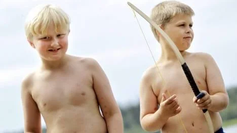 Mark Hällerstrand och Alex Marklund väntar på dagens simlektioner på Hällholmen.