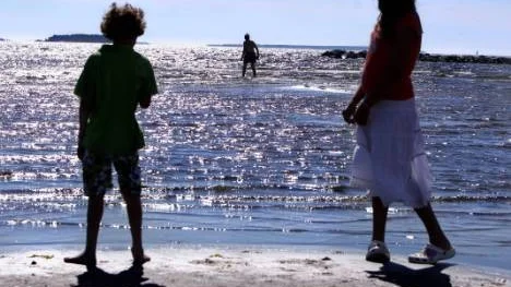 För Isaac och Hannah Mayorga var det mer de kalla vindarna som fick dem att tveka att ta ett dopp, än att det inte finns några badvakter vid Pite havsbad.