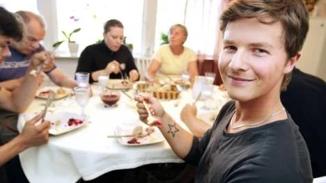 Hur firar man ett proffskontrakt i USA? Med palt, förstås. 19-årige Johan Lidman tog för sig hemma hos farmor Ulla och farfar Stig och firade att han nu, precis som klubbkompisen Emil Öhman, blir skoterproffs i USA. "Det känns helt fantastiskt", säger han.