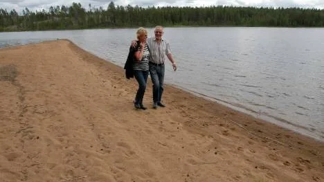 Eget Hawaii. Kristina och Bruno Blom njuter på Myrkullas badstrand. Här, vid den långgrunda sandstranden trivs även stugbyns besökare under varma sommardagar.