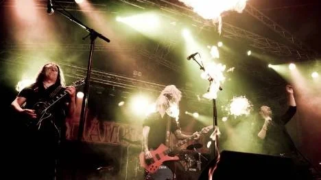 Hammerfall bjöd på en riktig eldshow. Scennärvaron var total på den i Hammerfallmått mätt lilla scenen."Vi har satsat på extra mycket pyro", sade sångaren Joacim Cans före spelningen.