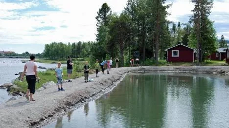 Fiskarna väntade spänt på startskottet för fisketävlingen i den nya sjön Krajaure.
