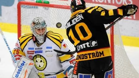 Skellefteås och elitseriens poängkung Joakim Lindström lobbskjuter in det viktiga 4-1-målet bakom Brynäs målvakt Thomas Greiss. Skellefteå tog ännu en skalp och toppar därmed elitserien.