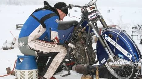 En annan del av sporten... Tobias Åström från Bollnäs byter motor - igen. Att den var helt nyrenoverad hjälpte inte.