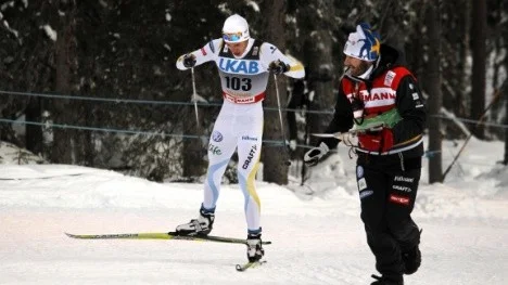Det blev dubbels svenskt på pallen i Herrarnas 15 km .
Du leder klart! ropar Magnus Ingesson till Marcus Hellner