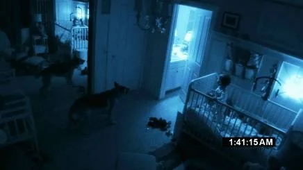 Ett barn, en hund och en osynlig demon i "Paranormal activity 2".