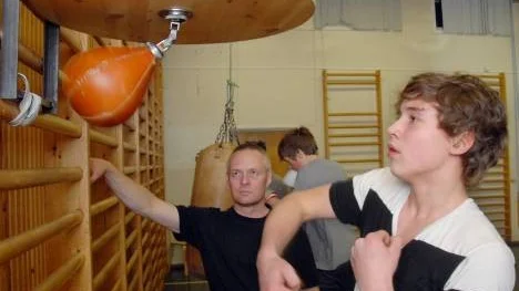Den 25 år gamla päronbollen tuktas av Fredrik Lundqvist. Nicklas Öhlund ger tips på olika sätt att slå.