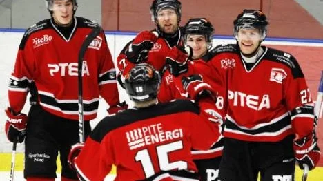 Piteå Hockeys succéfemma som var inne på fyra mål i matchen mot Boden. Anders Öhlund, Daniel Olofsson, Joakim Högberg, Niklas Strandberg och Niclas Westerlund (med ryggen mot kameran).