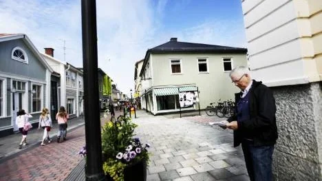 Ivar Gustaffson och Folkpartiet menar att planerna på ett nytt affärshus strider både mot kommunens direktiv men även mot helheten av riksintresset kring Rådhustorget.