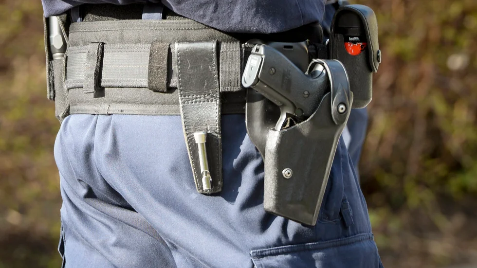 
Arkivbild: Polis med vapenbälte med pistol i hölster

