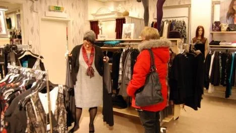 Christine Lundström visar några plagg för Britt-Marie Marklund. Köpa eller inte köpa?
