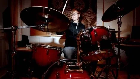 Ett omtyckt sväng har lämnat Piteå. Jonna Löfgren har övergett rockmusikernas övningsrum på Musikhögskolan. I Bodentjejen har hyllade skotska rockbandet Glasvegas hittat sin nya trummis.