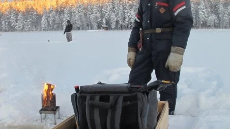 Fingal Nordkvist från Lillpite, testade sin nybyggda fiskekälke i samband med premiärfisket i Djuptjärn.