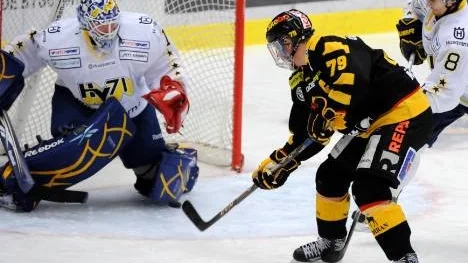 Landslagscentern Fredrik Warg (nr 79) var tillbaka i Skellefteås lag i hemmamatchen mot HV71. Fredrik, som bland annat fick en tand utslagen under Karjala Cup, gav också Skellefteå ledningen i matchen sedan han elegant dribblat bort landslagsmålvakten Daniel Larsson.