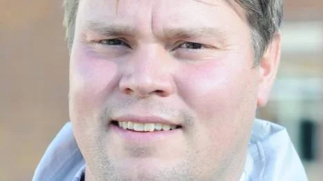 Ringelskolans rektor Christopher Granberg välkomnar volontärerna och deras arbete. "Dels för våra elever som är huvudsyftet, men också för våra lärare som får lite vidgade vyer", säger han. (Arkivbild)