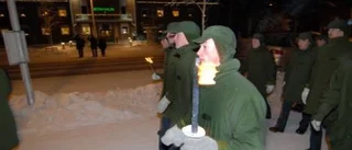 Militärt fackeltåg lyste i mörkret