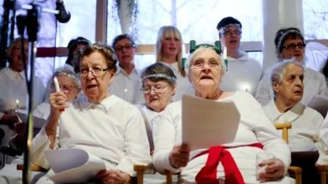 Tärnan Greta Lundberg, 86 år och lucia Irma Lundström, 74 år sjunger högt och fint. "Farmor och farfar hörde att jag hade röst och lärde mig sjunga när jag var liten", säger Greta Lundberg.