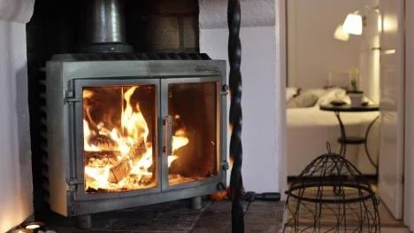 Braskaminen gör köket härligt varmt även de kallaste av vinterdagar.