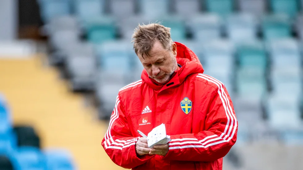 Förbundskapten Peter Gerhardsson under sista träningen inför matchen.